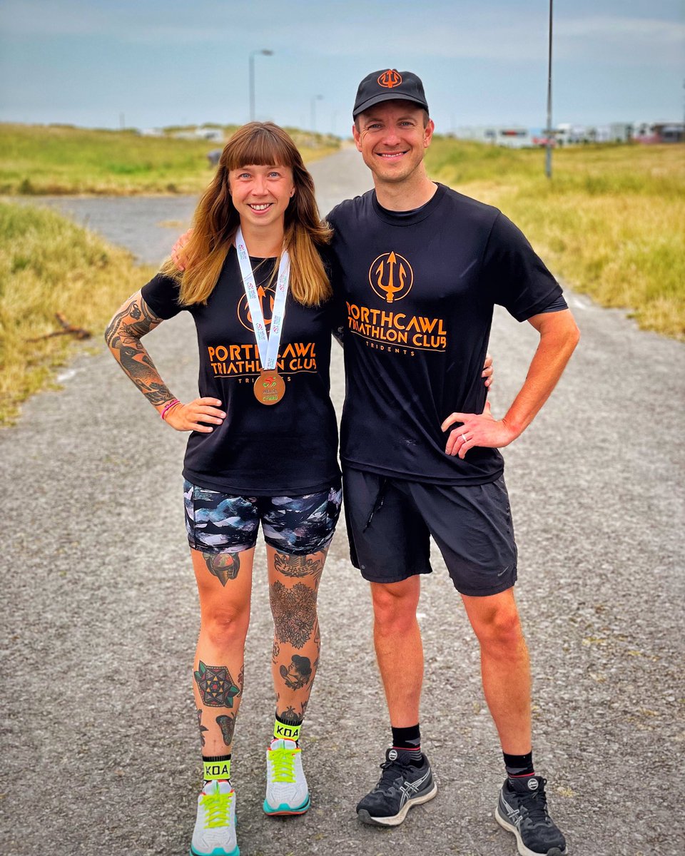 Our very own Rebecca Sykes being presented her medal by our chairman for finishing an amazing 3rd place in the Welsh National Middle Distance Championships at Fishguard 😍 What a woman 💪🏻🏊🏻‍♀️🚴🏻‍♀️🏃🏻‍♀️