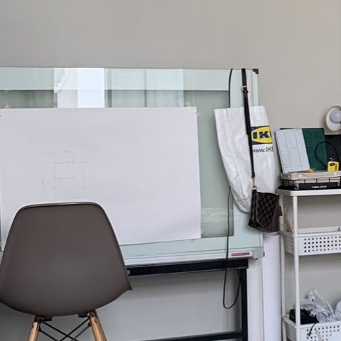 มีโต๊ะดราฟไว้เเขวนกระเป๋า