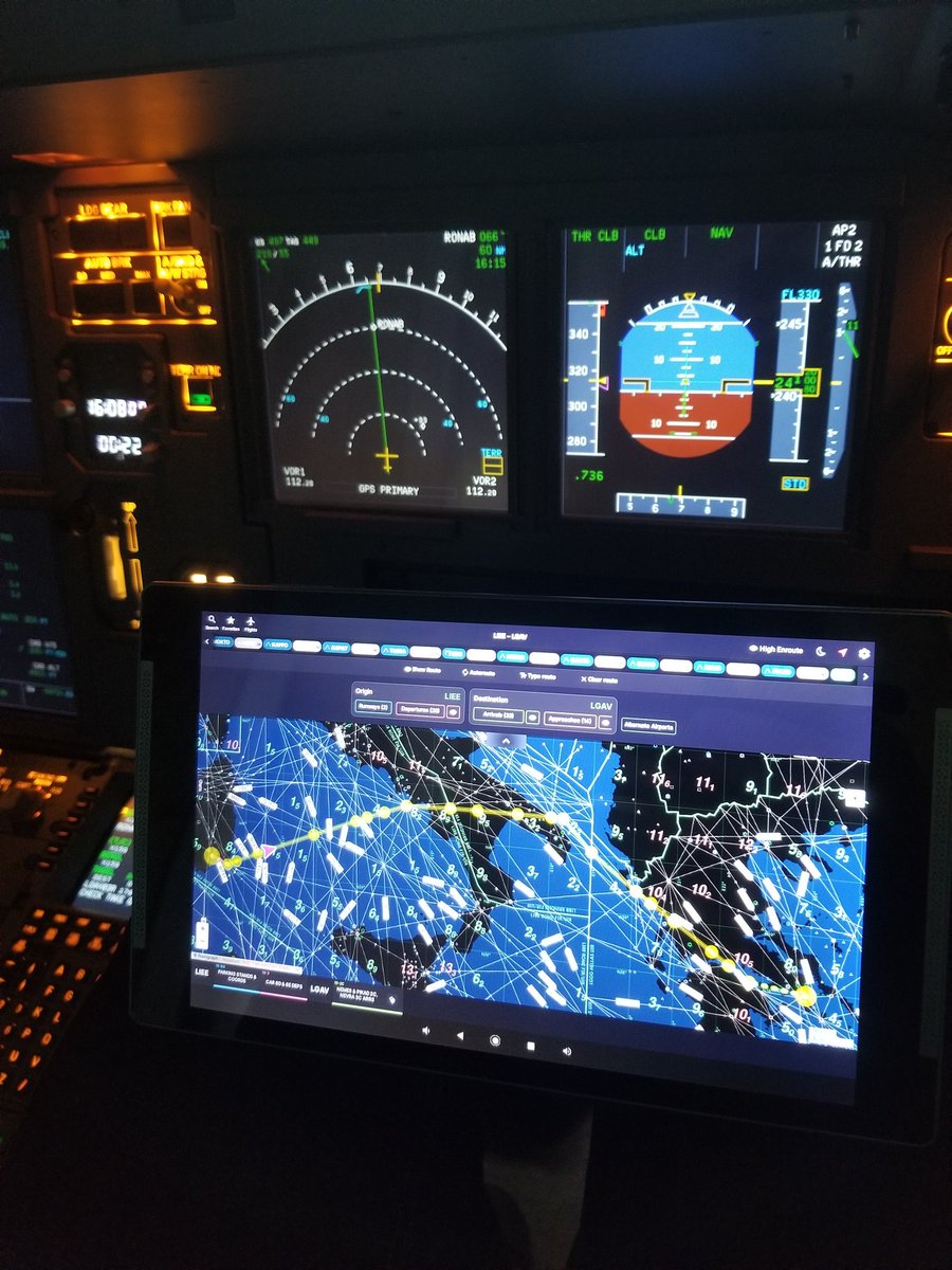 HomecockpitsF's tweet photo. fabricant francais de simulateurs de vol A 320 #homecockpitsfr #airbus #a320 #flighttrainer #madeinfrance https://t.co/kxsXfiSp25