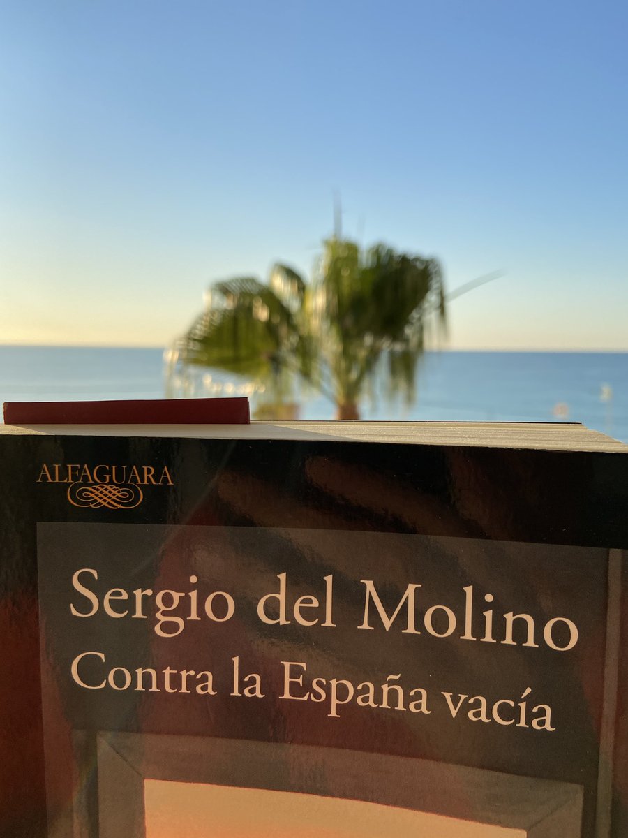 JTejedo's tweet photo. Soy de la misma quinta que @sergiodelmolino y estudié en un instituto de un pueblo de Castellón, donde ahora soy profesor de Geografía e Historia. Mis padres, agricultores y valencianoparlantes, me animaron a estudiar y a olvidarme de las tierras. https://t.co/8PBwxpoXsT