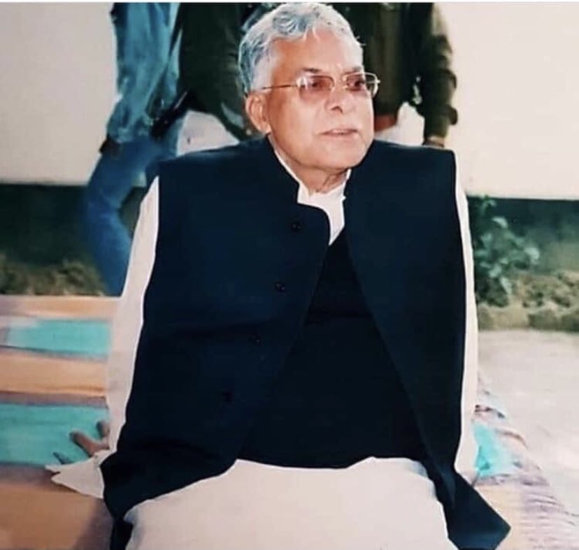advjyotimishra's tweet photo. आज ही के दिन 25 जून 1975 को देश में लोकतंत्र की हत्या कर #आपातकाल लगाया गया, जिसमें मेरे पिता पंडित दुर्गा प्रसाद मिश्र को राजनीतिक बंदी बनाकर क़रीब एक वर्ष तक जेल के सलाख़ों में रक्खा गया. @narendramodi @myogiadityanath #Emergency https://t.co/z8jExzmx3f