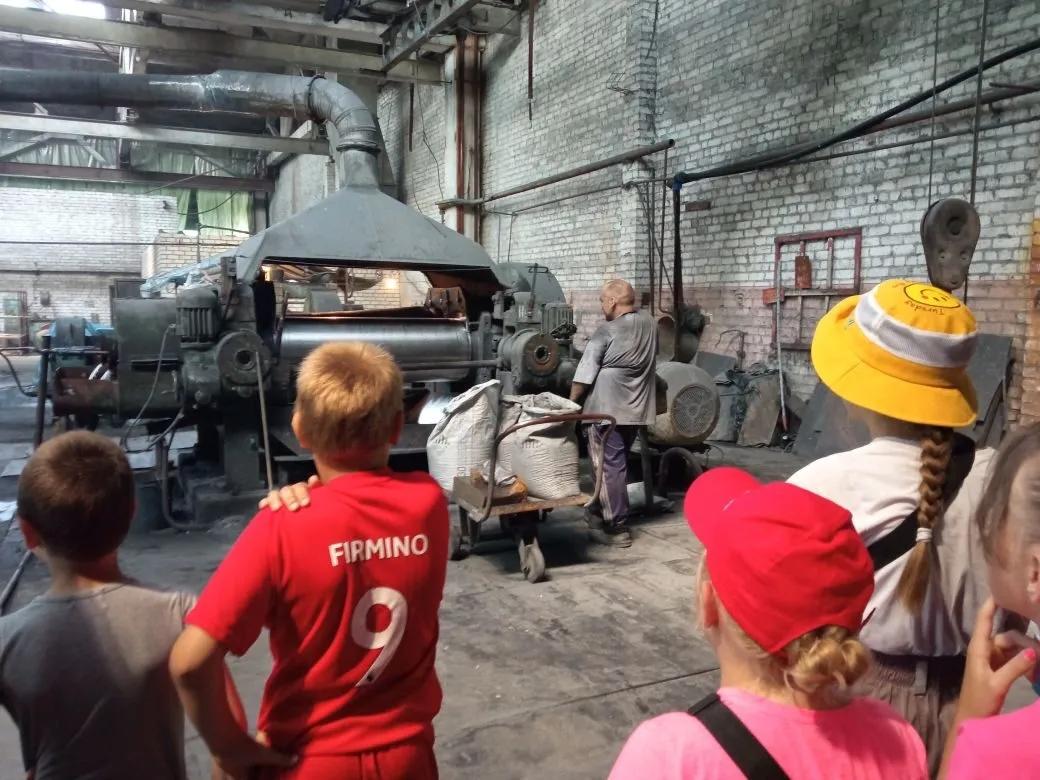xAfkvYQ1cOlTC8N's tweet photo. 24.06.21г. В ЛДП "Муравейник-территория профориентации" - "День заводского рабочего". Воспитанники лагеря на экскурсии в ООО "Волжские тормозные колодки". Знакомит ребят с заводским  профессиями Браун Н. А. https://t.co/DtrqklkCCf