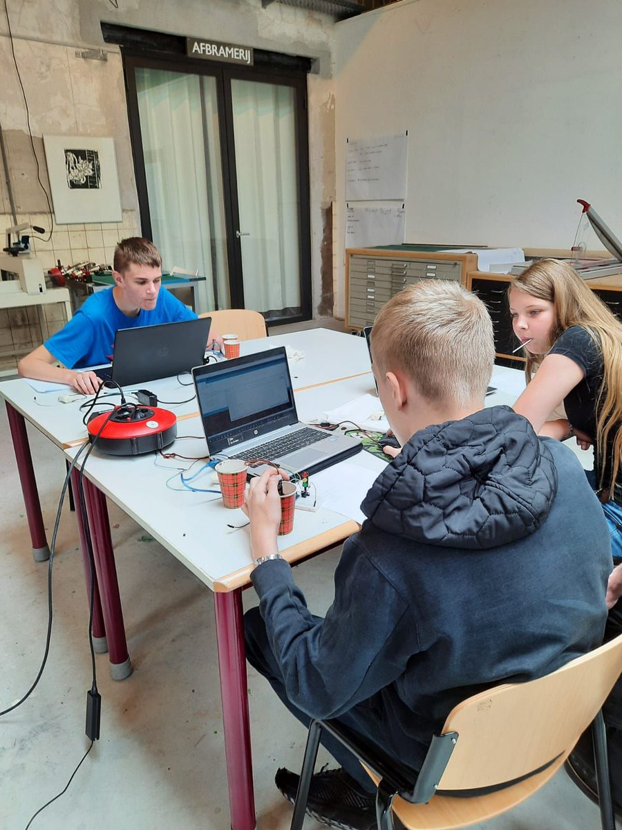 Gisteren hebben leerlingen van het Zone.college hier bij CIVON Innovatiecentrum de laatste hand gelegd aan de slimme bloembakjes. Na weken van voorbereiden, programmeren, solderen en in elkaar zetten is het eindresultaat top! Mooie samenwerking! #keuzedeelrobotica