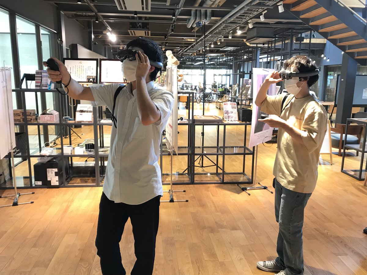 kit_robotics's tweet photo. Challenge Labにおいて学生たちがARの動作確認をしています。目の前にはどのような映像が広がっているのでしょうか…
積極的にデジタル機器を教育と研究に活用して、学びの質を高めていきます。
#金沢工業大学 #ロボティクス学科 #AR #VR #Challengelab https://t.co/PwQvB6MKD1