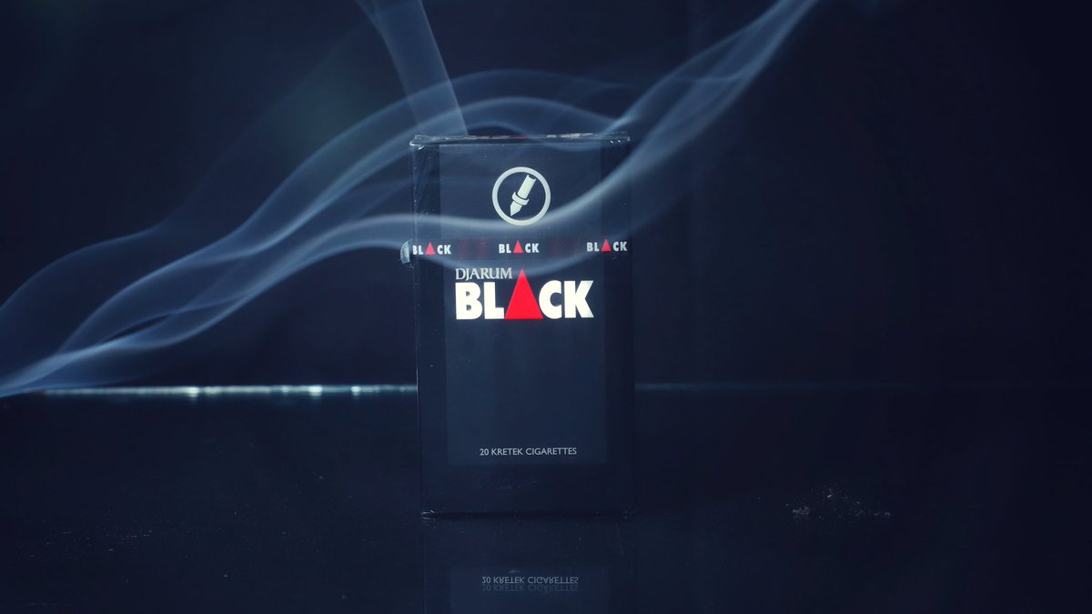 nalayakghumakkd's tweet photo. Smoking cigarette
#blackcigarette #photography
#photoshoot #nomoresmoking #balckshoot https://t.co/TaudIGOMrG