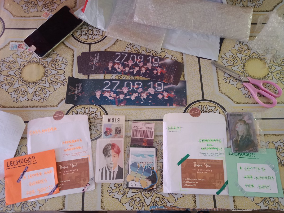 pickawlovesme_'s tweet photo. hi @Moonbeans_ph thank u dito sa mga merch na binigay niyo kahit unofficial pero highly appreciated po....naiyak ang ate ko kasi nagkaroon siya kahit unofficial man lang...promise po aalagaan po namin ito ng cousin ko... thank u specially sa head admin๐ na si @1029Lhei ty po ๐ https://t.co/k9qytIlREo
