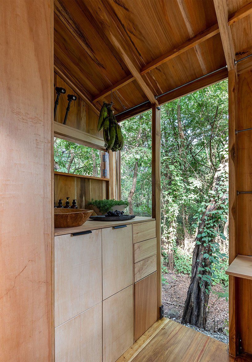 Cette roulotte neo-hippy minimaliste en planches de bois, posée sur un essieu de remorque agricole vintage est l'œuvre de l’architecte équatorien Juan Alberto Andrade. 6 m2, lit double, toilettes sèches et cuisine ouverte. Attention il n’y a pas de vitres mais juste des volets.