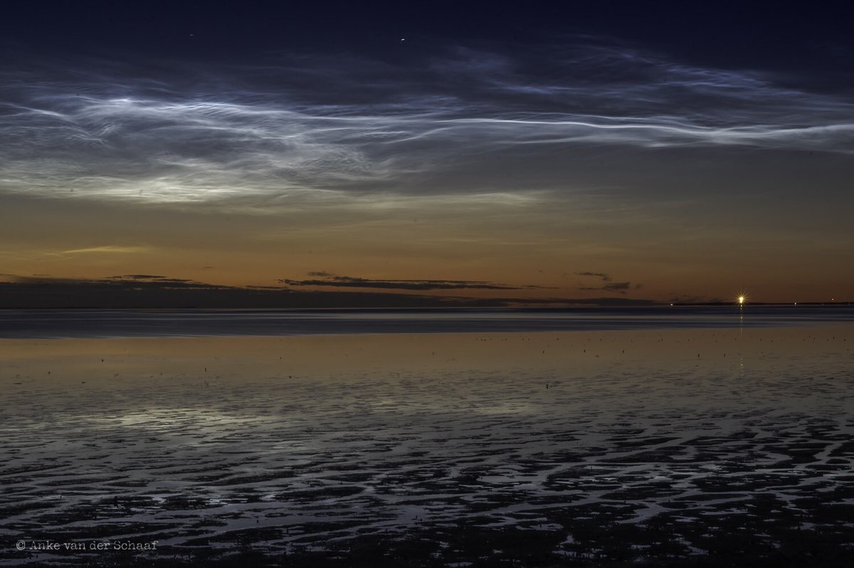 #lichtendenachtwolken #nlc #waddenzee Gisteravond op de zeedijk, licht rechts is de vuurtoren van #ameland
<a href="/helgavanleur/">Helga van Leur ☀</a> <a href="/OmropFryslan/">Omrop Fryslân</a> @pietsweer @Talpaweer