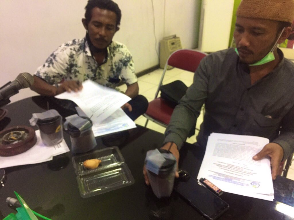 HamdibinAhmad's tweet photo. Jumat,25Juni2021, AbdulHamdi PPB Situbondo Pendampingan Pokmaswas JangkarLaut Penandatanganan kontrak penanaman mangrove,bersama petugas dari BPSPL Denpasar L =13 Ha,jmlh bibit 72.600 #GiatLuhkanSatminkalBanyuwangi #Sbondo @bppp_banyuwangi @puslatluhkp @brsdm_kp @kkpgoid https://t.co/gtPMDbh0rF