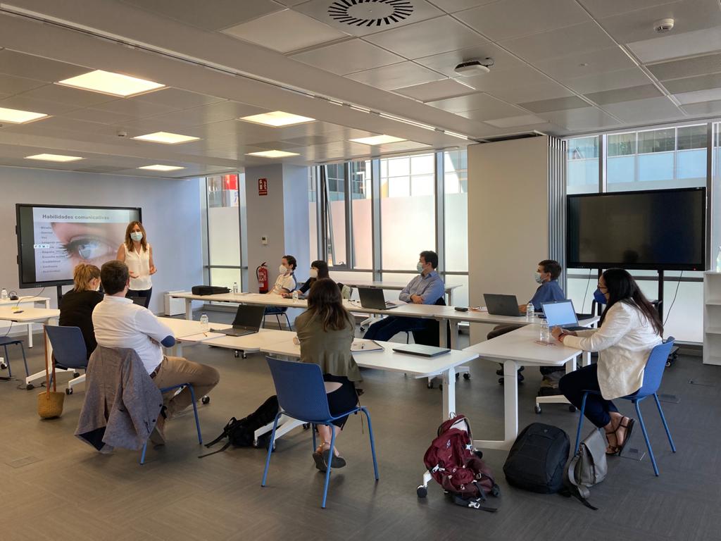 fCIRCE's tweet photo. ➡️El 21 de junio tuvimos el placer de contar con @aainsa en el taller "Diseñar y exponer tus presentaciones de forma eficaz”, al que asistieron 8 de nuestros compañeros del equipo de INE.

🙌🏻Por la mañana se desarrolló la parte teórica y por la tarde lo llevaron a la práctica. https://t.co/jChOzlkI1C