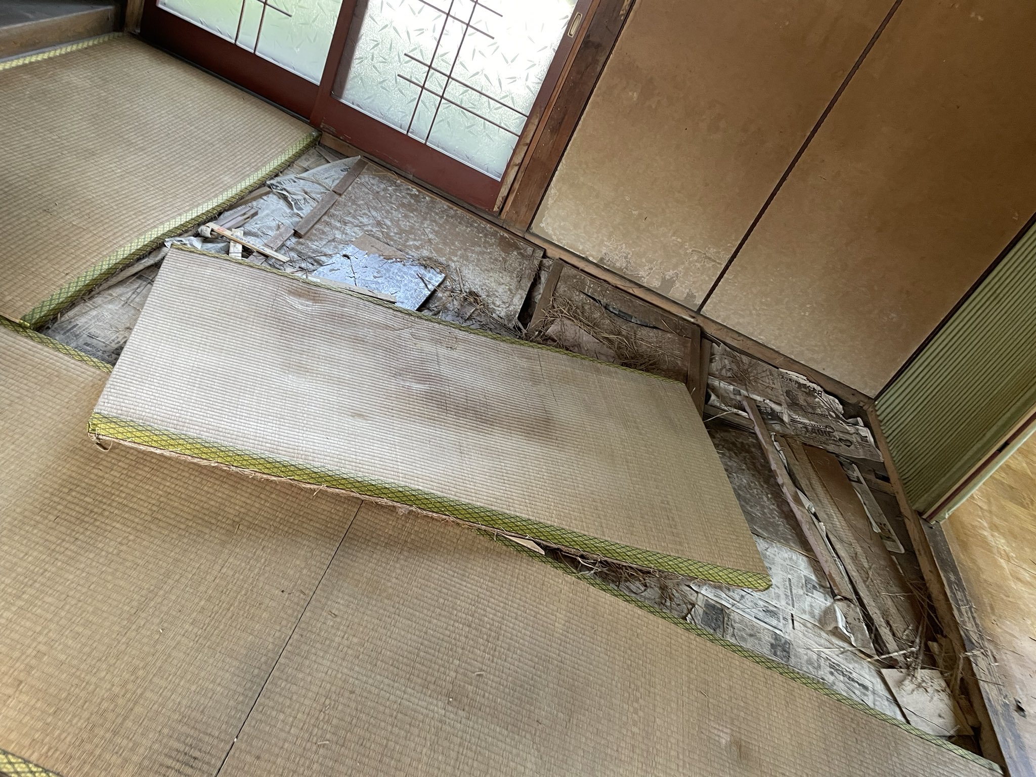 Yubari House 古民家の畳を剥がしたら床を支える柱が折れていた 土の上にコンクリも防湿シートも敷かなければまあこうなるよね 床のフルリフォーム頑張るゾ T Co Rdsdywftgb Twitter