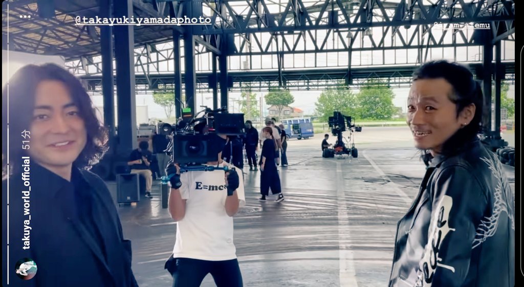 UVERさん埼玉の行田でMV撮影してる← 近くに車の販売店あるからそこ