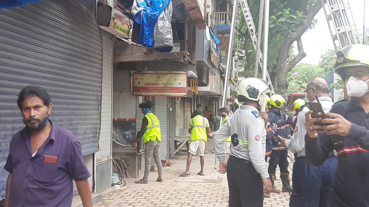 KhabreeM's tweet photo. #Mumbai : Portion of Building Collapses in #Fort Area; no casualties so far

👇🏻Press link for more detail
https://t.co/W1u926pUrG https://t.co/yq2MM8M9bm