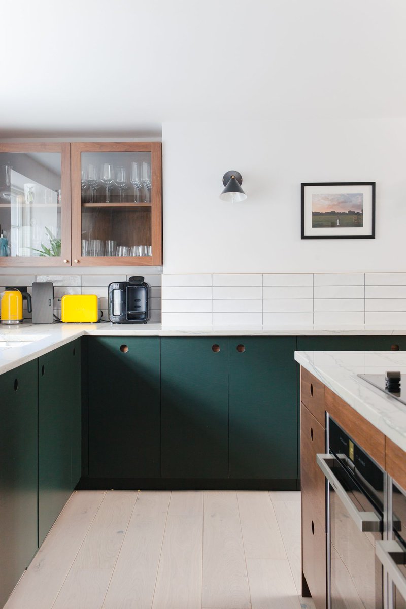 It's all about the details when designing a super sleek kitchen! This design effortlessly incorporates exposed walnut right through to the backing on these forest green Ladbroke doors. Photography by @megantaylorphoto Credit to @district_architects nakedkitchens.com/kitchens/portf…