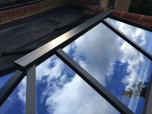 The UK’s most thermally efficient aluminium roof system:
✔️The UK’s strongest roof system
✔️Minimalist modern design
✔️70% slimmer roof frame
✔️No unsightly low rod bars
✔️No chunky joint covers
✔️Clean, minimal external design
✔️Lower heating and air-conditioning bills