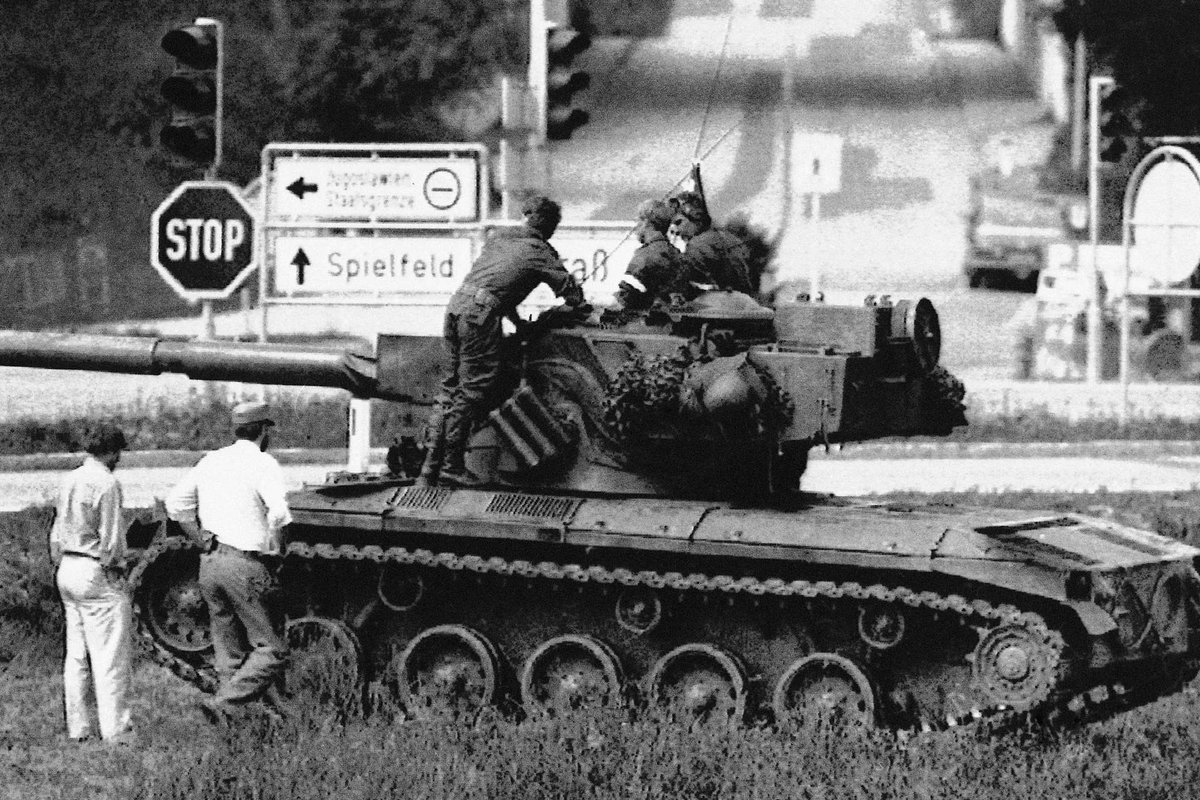 30 Jahre! Am 25. Juni 1991 haben Slowenien und Kroatien ihre Unabhängigkeit erklärt. Die Jugoslawische Armee ließ unmittelbar darauf Panzer an der Grenze auffahren, worauf auch das #Bundesheer reagierte. ▶️orf.at/stories/321832…
▶️bundesheer.at/download_archi…