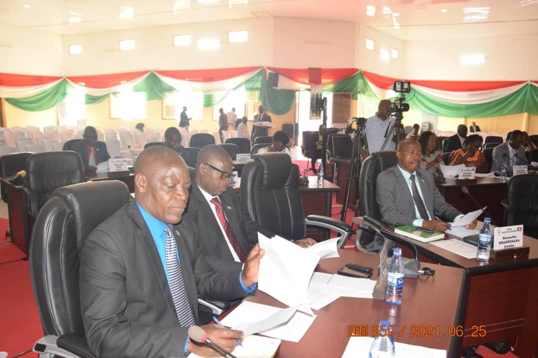 #Burundi: Le <a href="/burundi_senat/">Inama Nkenguzamateka</a> vient d'adopter la proposition de nomination de Mr. Isidore Ntirampeba et Col.Anastase Manirambona au titre d'ambassadeurs