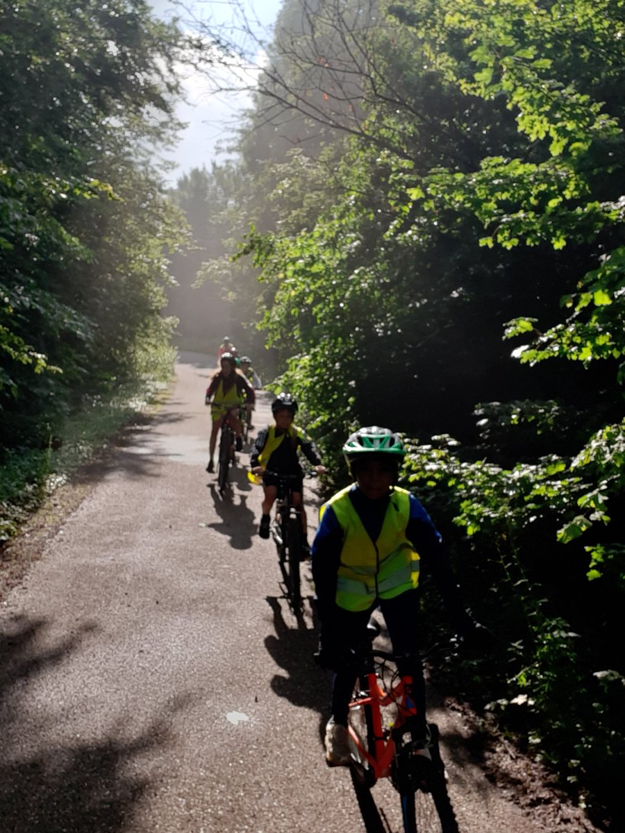 Meuse à Vélo. USEP. Les élèves de CM de l'école Jean Errard roulent sous le soleil.