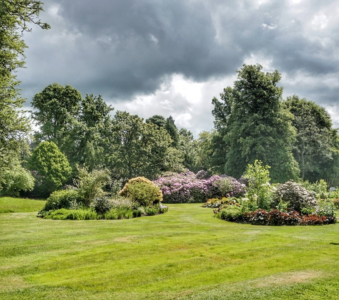 Planetphil168's tweet photo. With the crowning of Scottish Kings including Macbeth and Robert the Bruce, this place has seem some real action. Stunning building, grounds and garden.
#sconepalace #sconepalacescotland #palace #kingsofscotland #peacock #chapel #sonya6300 https://t.co/uaeDyoHPh7
