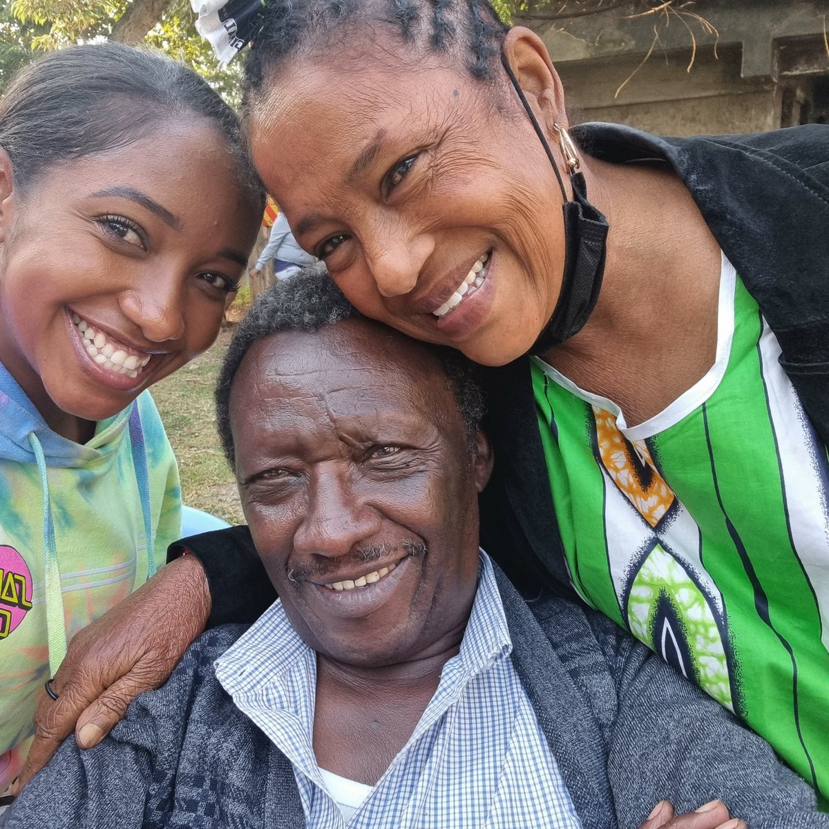AnitaNderu's tweet photo. The Nderu's❤ https://t.co/UjUSzdOmzZ