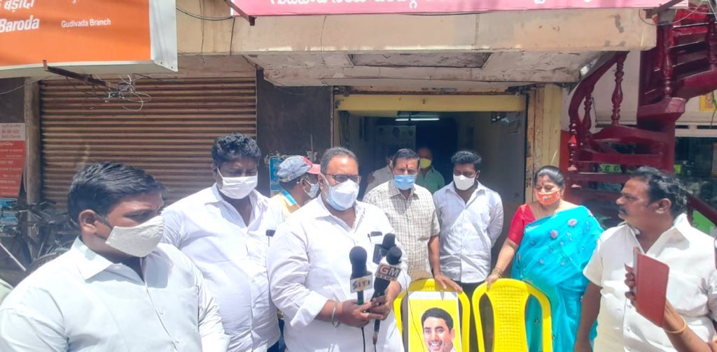 RVR_TDP's tweet photo. ఈరోజు ఉదయం 11 గం’ లకు @TDP_Gudivada ఆఫీస్ వద్ద 10th, Inter పరీక్షలు రద్దు కోసం పోరాటం చేసి విద్యార్థులను కరోనా బారిన పడకుండా కాపాడిన @naralokesh గారి చిత్రపటానికి విద్యార్థులు వారి తల్లిదండ్రులు, కార్యకర్తలు, నాయకులు సమక్షంలో కోవిడ్ నిబంధనలు పాటిస్తూ పాలాభిషేకం నిర్వహించబడింది. https://t.co/O72r6eFy9H