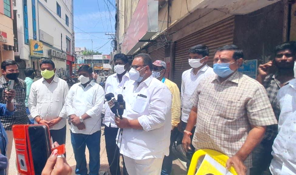 RVR_TDP's tweet photo. ఈరోజు ఉదయం 11 గం’ లకు @TDP_Gudivada ఆఫీస్ వద్ద 10th, Inter పరీక్షలు రద్దు కోసం పోరాటం చేసి విద్యార్థులను కరోనా బారిన పడకుండా కాపాడిన @naralokesh గారి చిత్రపటానికి విద్యార్థులు వారి తల్లిదండ్రులు, కార్యకర్తలు, నాయకులు సమక్షంలో కోవిడ్ నిబంధనలు పాటిస్తూ పాలాభిషేకం నిర్వహించబడింది. https://t.co/O72r6eFy9H
