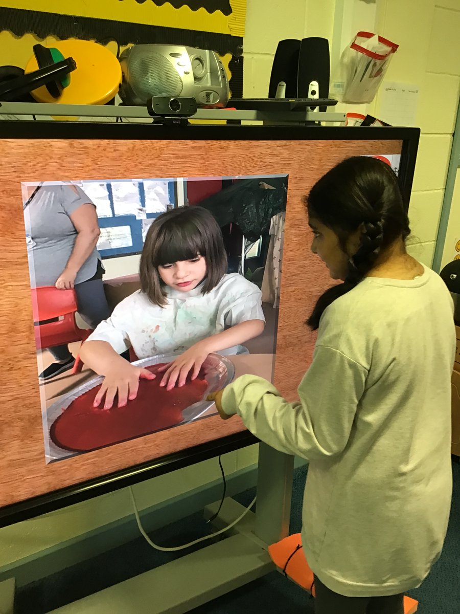 Fairfieldstweet's tweet photo. Laaibah playing on our jigsaw maker making pictures of our friends #f2 #jigsawmaker #RSEday
@RSE_day https://t.co/YV09e3cG08