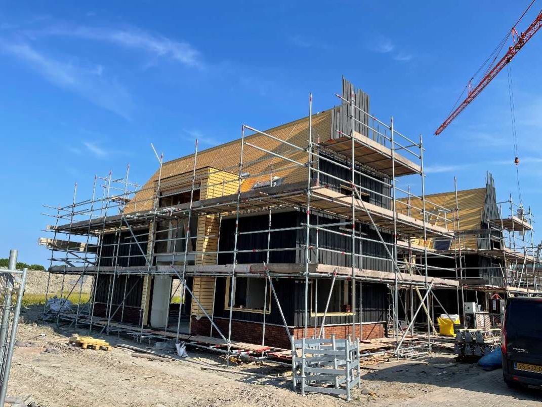 TBE_ZA's tweet photo. Van de Hogenbouw is inmiddels ruim 3 maanden verder met de bouw van de woningen in het project Het Nieuwe Glas in Tuitjenhorn. Het gaat voorspoedig! 
Lees meer informatie over het project op de facebookpagina!
https://t.co/hJv2NdhH9x https://t.co/OWoekDGhh2