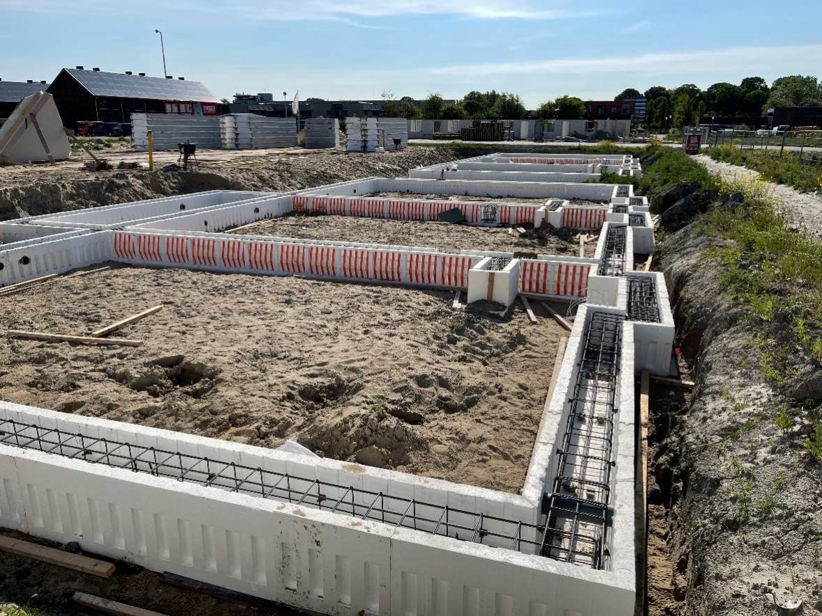 TBE_ZA's tweet photo. Van de Hogenbouw is inmiddels ruim 3 maanden verder met de bouw van de woningen in het project Het Nieuwe Glas in Tuitjenhorn. Het gaat voorspoedig! 
Lees meer informatie over het project op de facebookpagina!
https://t.co/hJv2NdhH9x https://t.co/OWoekDGhh2