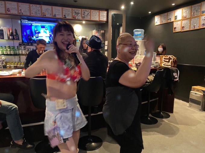 ステージではるびちゃんりこちゃんが  そのうしろでママと私のピンクレディー♡  どピンクレディーが2組できたよ❣️ https://t.co/b9B2bP4BJA