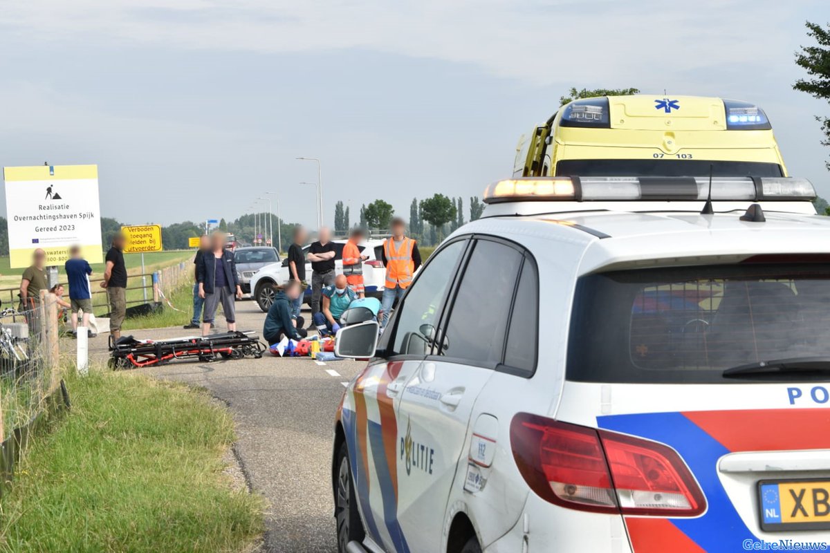 Fietser zwaargewond na val op dijk in Spijk: traumahelikopter geland -..