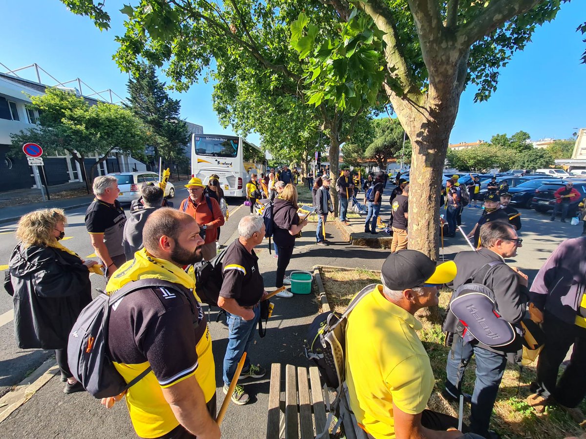 staderochelais's tweet photo. 💛🖤 Jour de finale 🖤💛

Départ imminent des bus de supporters pour Paris 🚌 

ROCHELAIS ALLEZ ALLEZ ALLEZ 
#FievreSR #FinaleTop14 https://t.co/xcOXE4OW0l