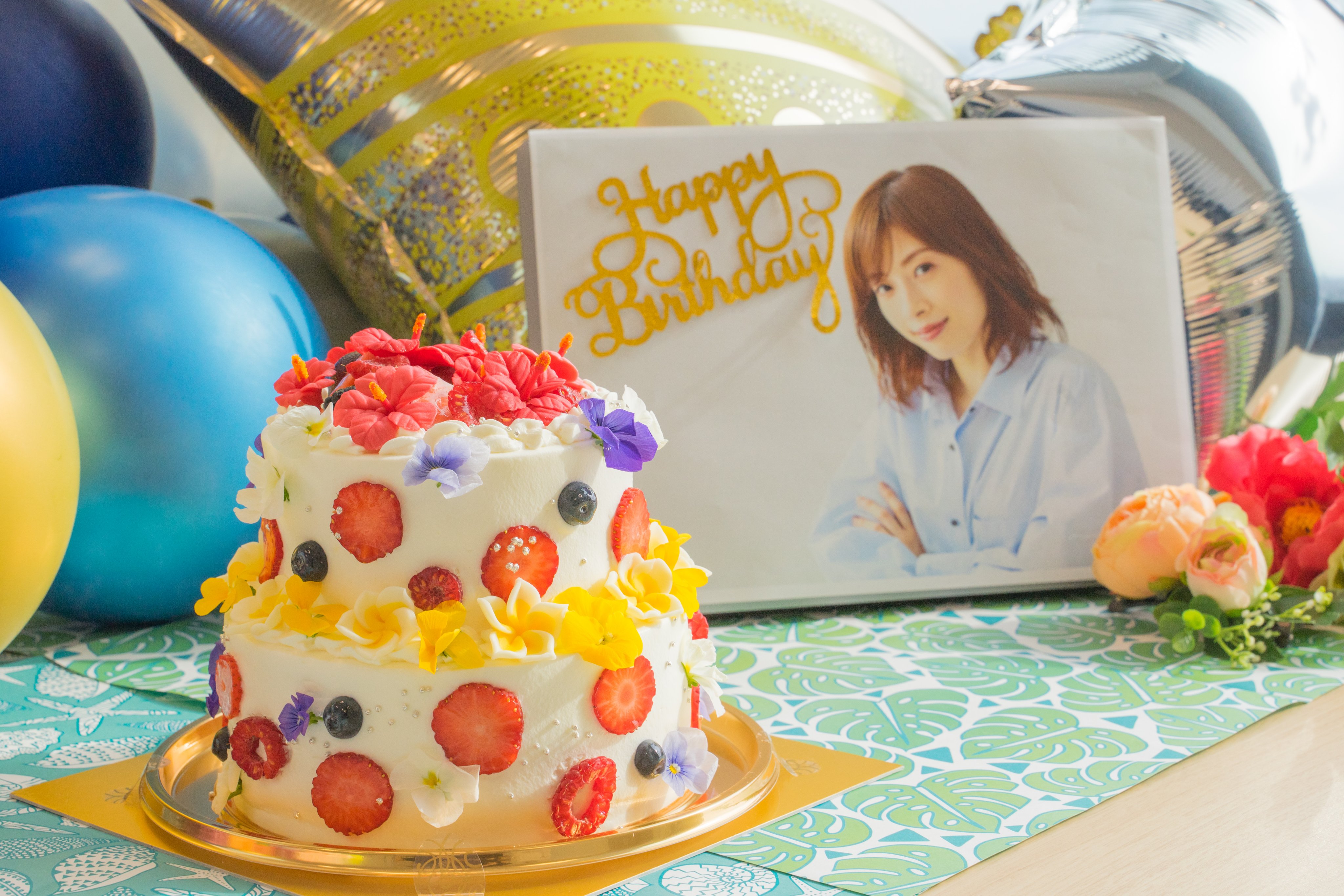 公式 明日海りおのアトリエ Huluオリジナル 明日海りお さん Happy Birthday 今日は明日海さんの誕生日 お祝いに ハワイ お花 の特製ケーキを用意 これからもずっと応援しております 今日は皆で 明日海りおさんお誕生日