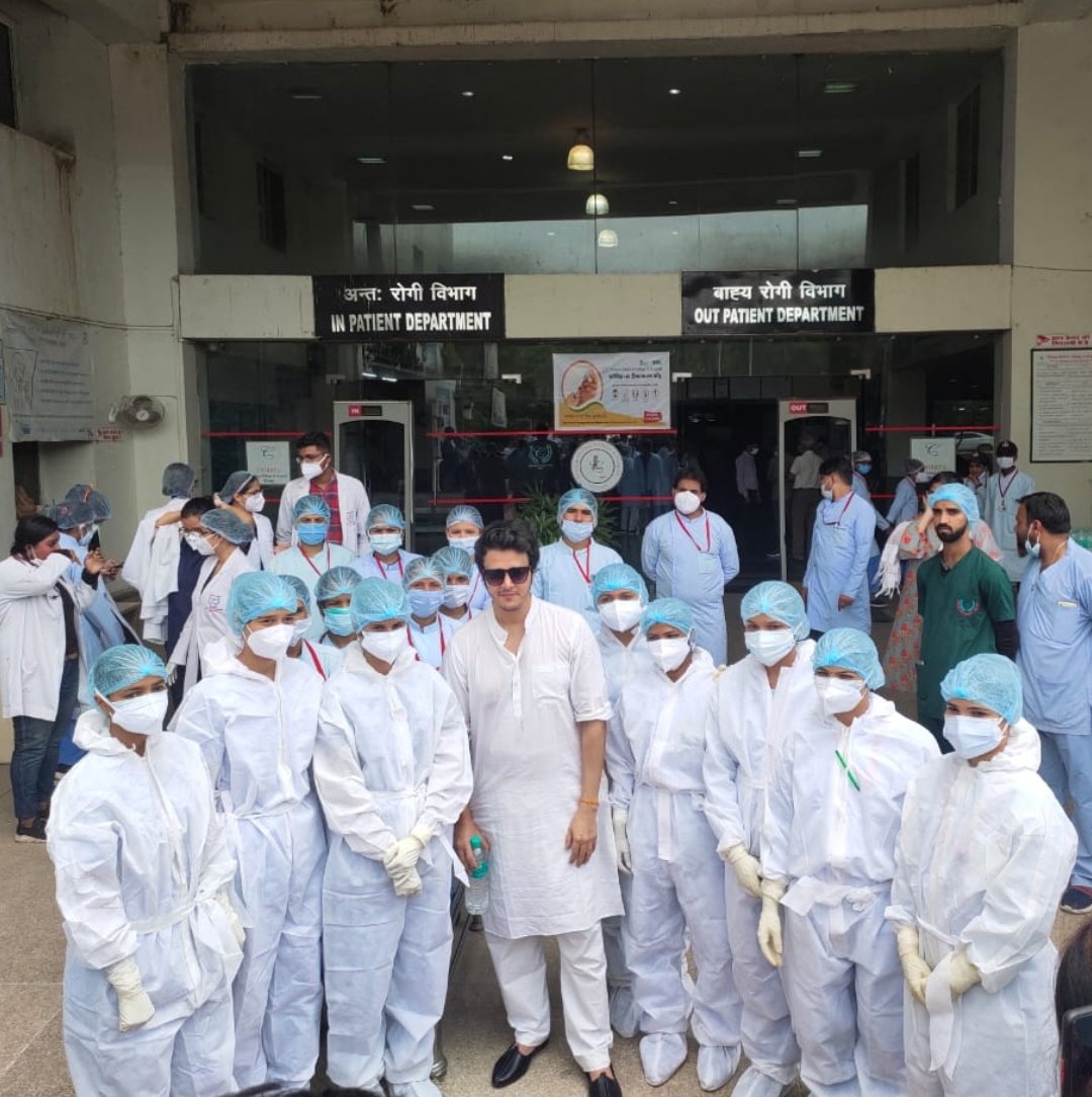 Such emotional moment after 55 days iam discharged from chirayu hospital.. feeling loved. sabka shukriya..oxygen nahin.. ab khudki saans le raha hoon. zindagi aa raha hoon main... #gratitude