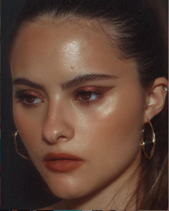 ciatelondon's tweet photo. You see that insane glitter lid? Pretty beaut right? That's our #ShadowFlip in Ember 😏 @jessiscg looking glowy and gorgeous as ever 😍 we're obsessed with this look 🌟
​
#Ciate ♥️ https://t.co/BcXUWsJjrI