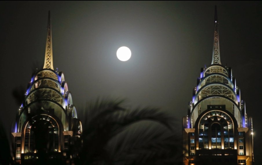 القمر العملاق في سماء دبي ليلة أمس المصور علي حيدر EPA البيان القارئ دائما