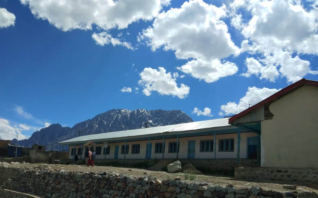 17000ft's tweet photo. #team17000ft is on the road to transform 40+ #Anganwadis of #Kargil district (1st phase). With due permissions & following strict SOPs for #COVID19, the team is super excited to be back on field! 18 done so far, the team reaches GMS Saliskote
#axisdilse @AxisBank @sujatasahu https://t.co/9RoTJD4mny
