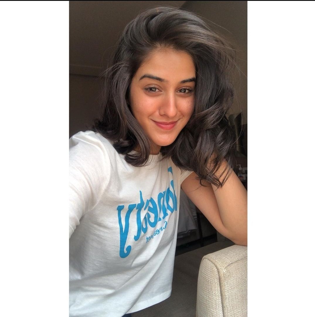 It's okay if the hair steals my thunder here 💆‍♀️

#goodhairday #curls #sakshivaidya