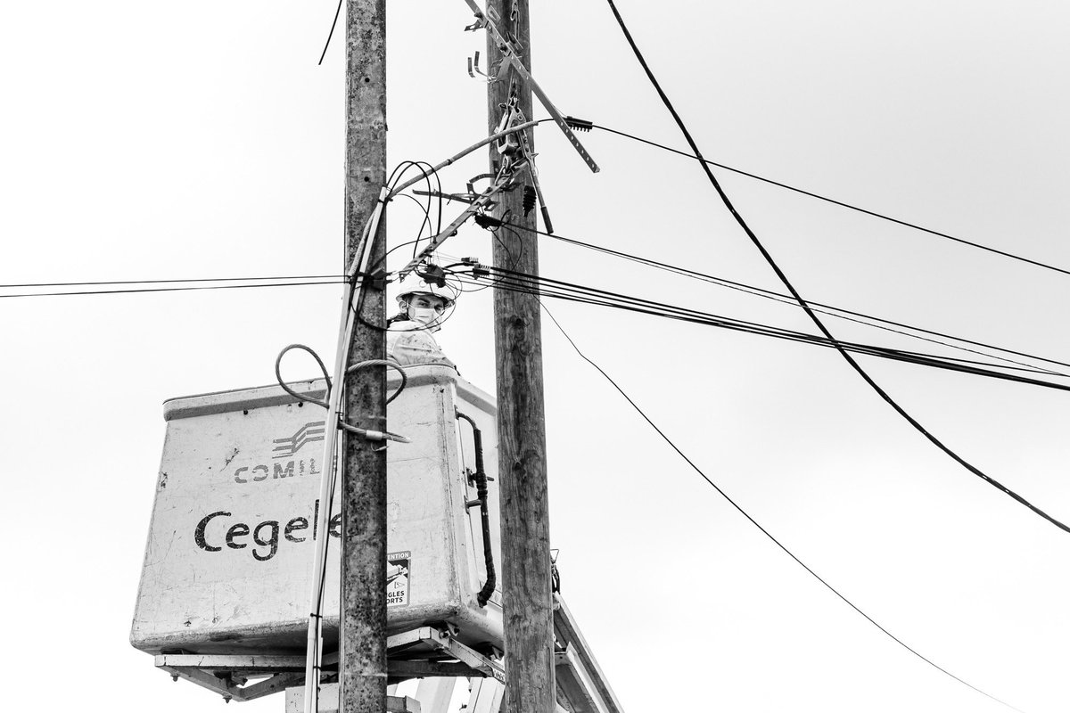 CheenneF's tweet photo. Coup de projecteur sur les Hommes et Femmes de l’ombre : ils dépannent, renforcent, et construisent pour vous les réseaux d’énergies. Ils mettent en lumière nos #territoires. Ils sont Monteurs réseaux chez @VINCIEnergie et c’est un beau métier .
#citeos #omexom https://t.co/TZMckuSrvN