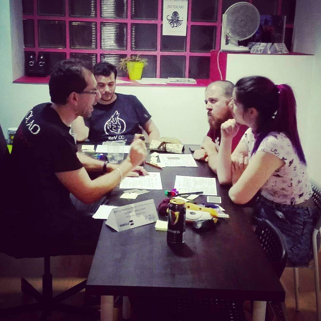 Hace cuatro años en las jornadas de <a href="/Asoc_ALMA/">Asociación ALMA</a> en Cáceres jugando a Nuestra mayor y última esperanza. Ignorad mi look de ex presidiario.