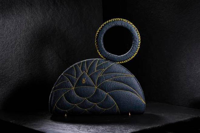 LifestyleWithTH's tweet image. After @Nike launched sneakers from #Piñatex Mumbai’s #StudioBeej celebrates the bio-textile with a clutch they’ve named Ananas

@BangaloreBhumi writes bit.ly/2SqQOdf