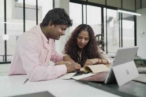 LifestyleWithTH's tweet image. After @Nike launched sneakers from #Piñatex Mumbai’s #StudioBeej celebrates the bio-textile with a clutch they’ve named Ananas

@BangaloreBhumi writes bit.ly/2SqQOdf