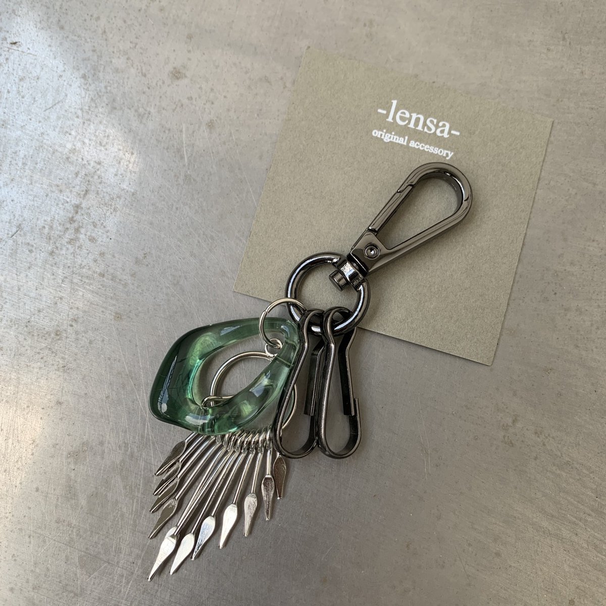 lensa2020's tweet photo. ついにキーリング出しました♡
本日販売開始のキーリング２種はどちらもクールテイスト⚡︎
ユニセックス商品となっております👫♪
是非チェックよろしくお願い致します⚡︎⚡︎
https://t.co/aCmkvHe6X6
#雷雨 #雷すごすぎ #おへそとられる https://t.co/Zc9GqrRNYz
