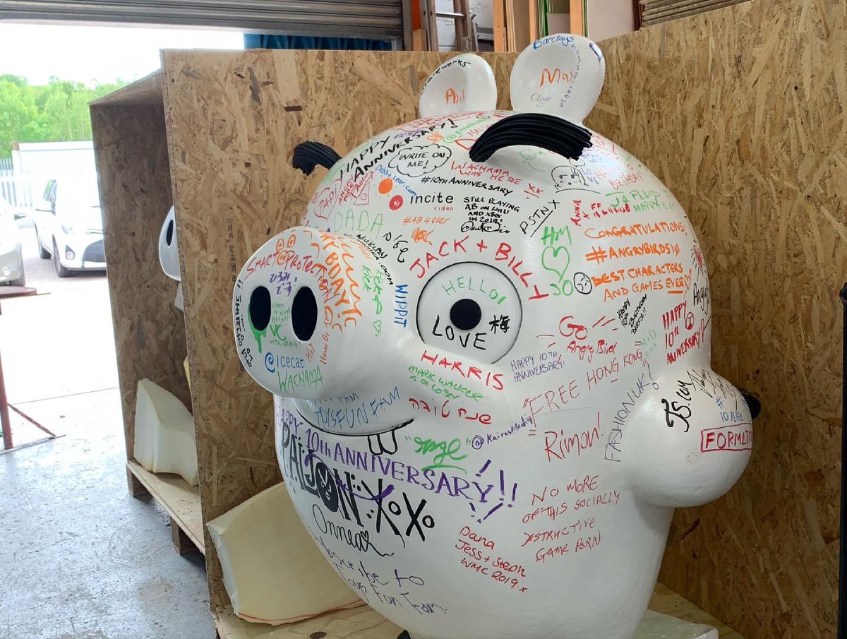 Mangostone01's tweet photo. These guys were last on display at @bleurope in 2019, for the 10th anniversary of #Angrybirds for @TheExpoTeam . 
This week @LaurensNockels has been restoring them to their former green glory, ready for permanent display at @Rovio HQ. #angrybirds #angrypigs #wearemakers https://t.co/GT8wFQYJm7