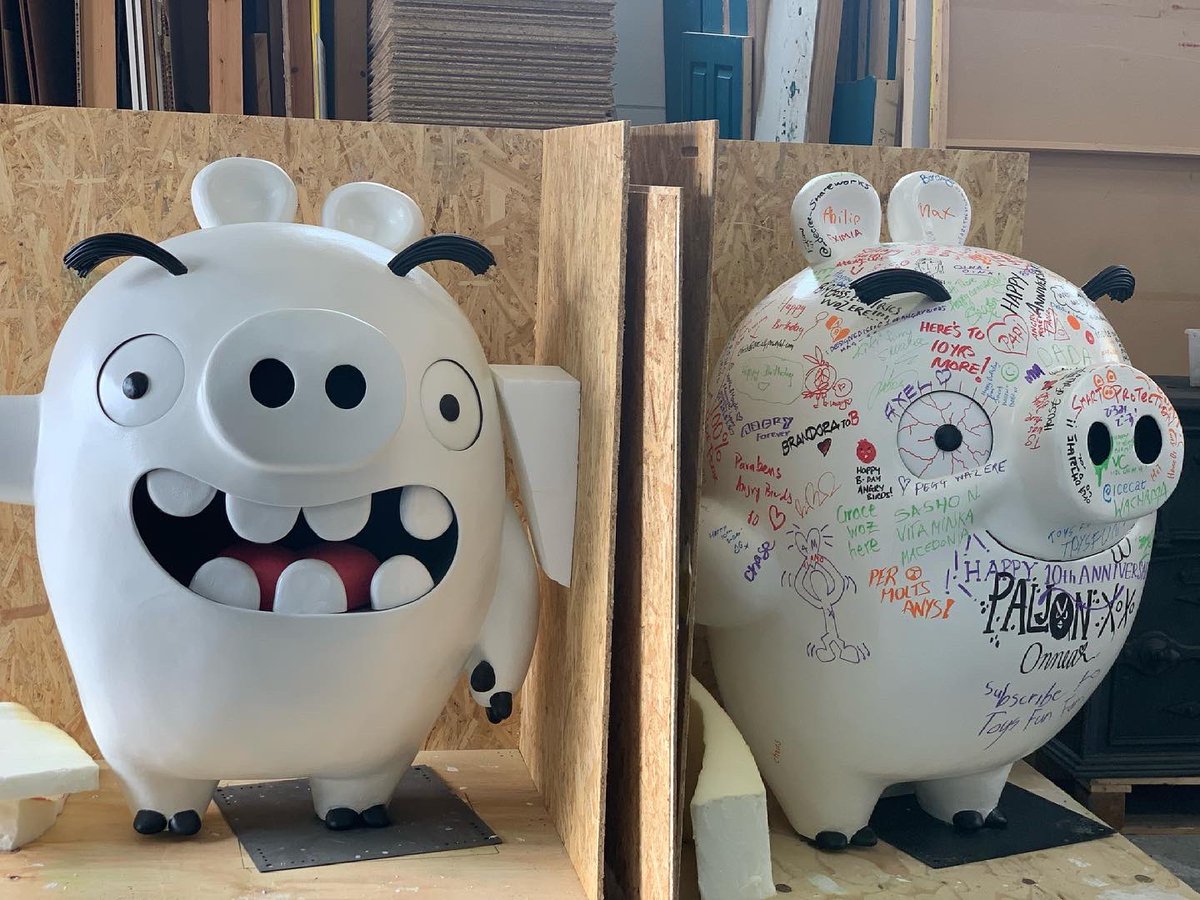 Mangostone01's tweet photo. These guys were last on display at @bleurope in 2019, for the 10th anniversary of #Angrybirds for @TheExpoTeam . 
This week @LaurensNockels has been restoring them to their former green glory, ready for permanent display at @Rovio HQ. #angrybirds #angrypigs #wearemakers https://t.co/GT8wFQYJm7