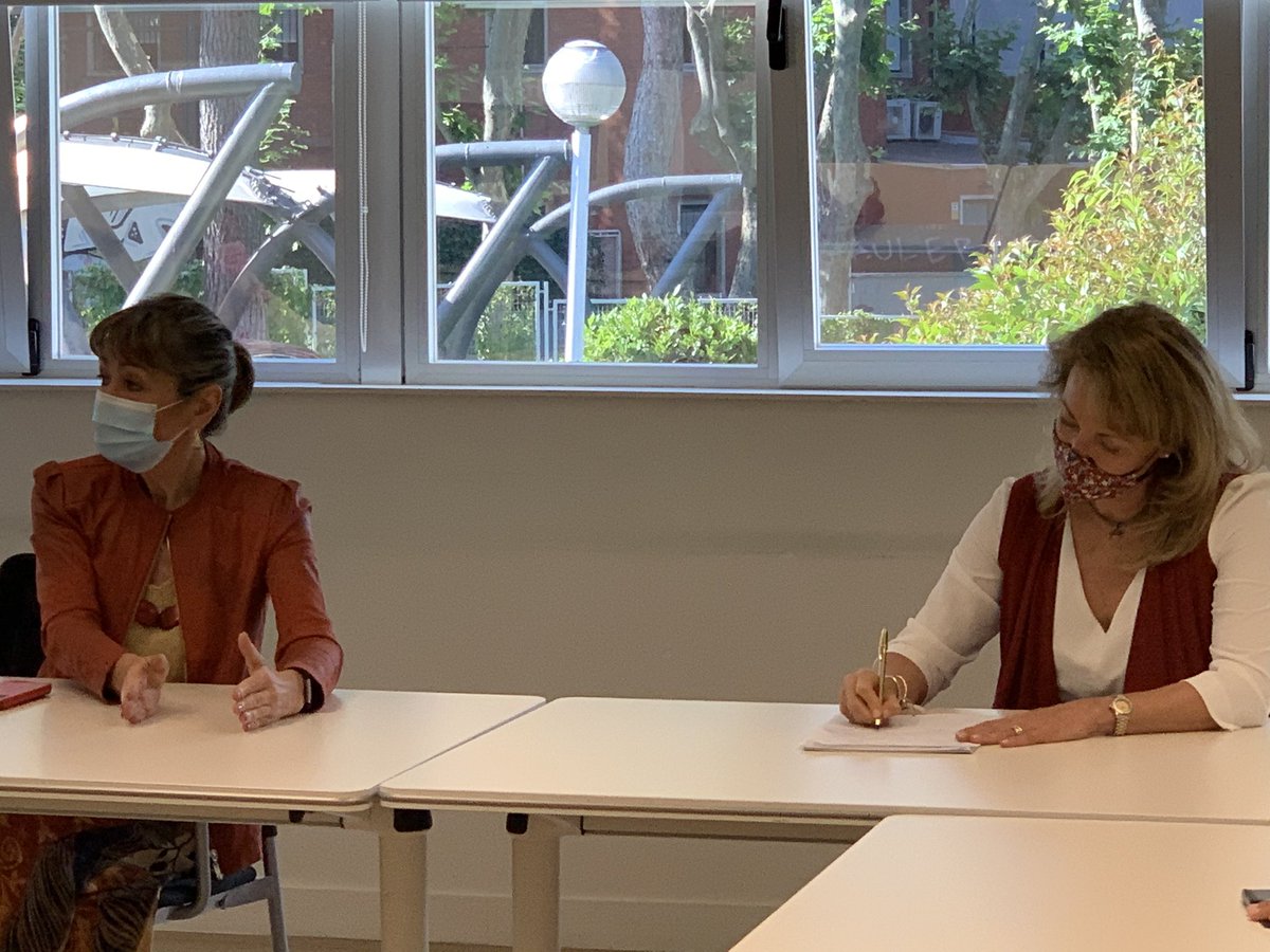 eoi's tweet photo. 📣 "Hay que pensar a lo grande, desde EOI queremos ser referente en igualdad y trabajar con más asociaciones. Estamos muy felices de acoger hoy a mujeres líderes que trabajan por la igualdad y fomentar el networking" @nievesoli https://t.co/Cx2ewJcTHu
