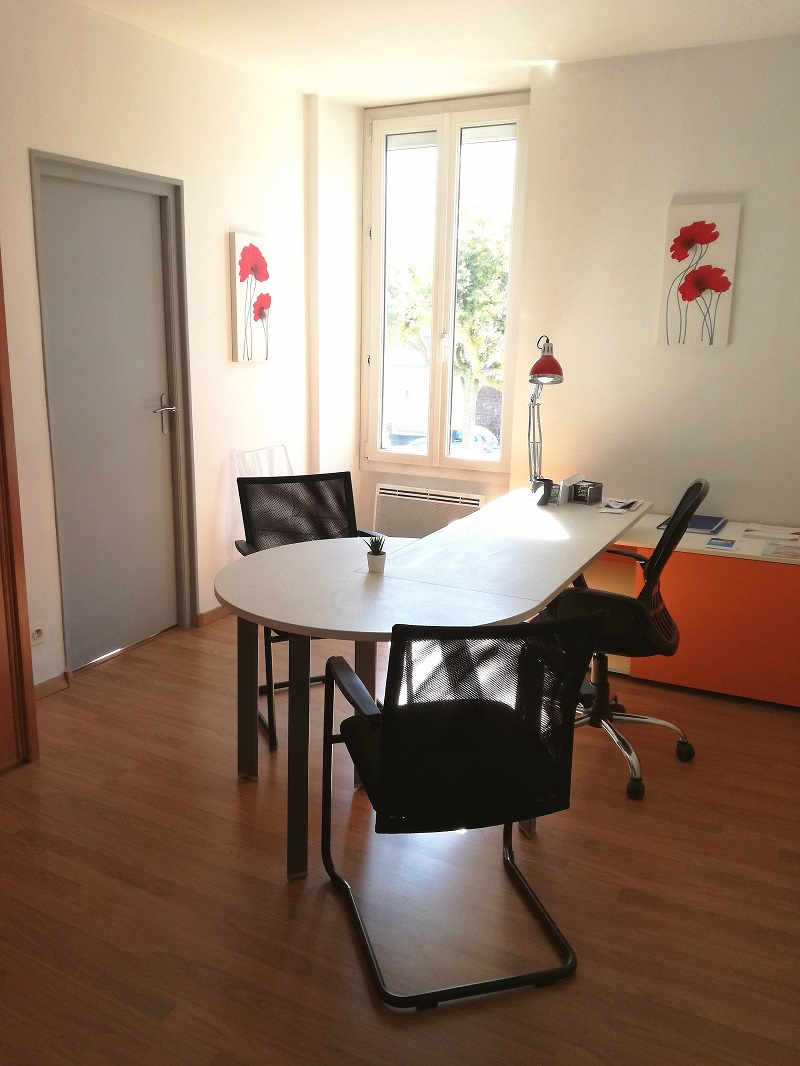 cowburo's tweet photo. 🔍 Vous êtes à la recherche de vos futurs #bureaux en Vendée ?
Rejoignez l'espace Le 118, à la Roche-sur-Yon.
1 poste de travail est disponible dans un #bureau cloisonné. Organisez vite une visite avec l'hôte 
👉  https://t.co/1i5vzmMIe7

#vendée #bureaux #immobilier #coworking https://t.co/geVvVJXbsV