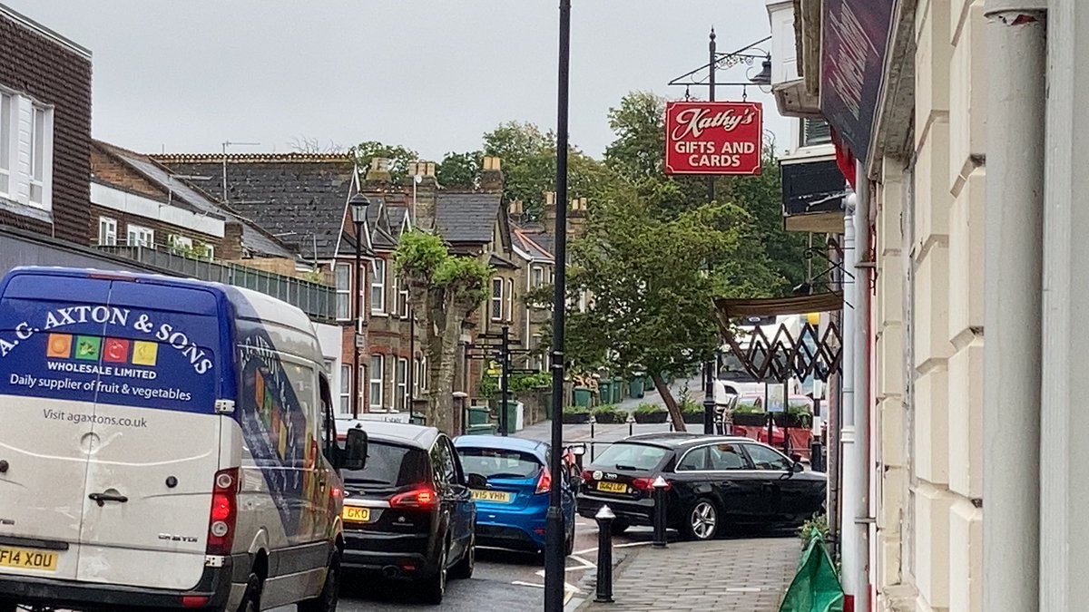 TRAFFIC UPDATE - Lower York Avenue now two lane as cars attempt to get around each other in a desperate bid for the ferry. York Avenue open but once again gridlocked. #iwnews <a href="/islandecho/">Island Echo - 24hr Isle of Wight News</a> <a href="/LucyKnowsNews/">Lucy</a>