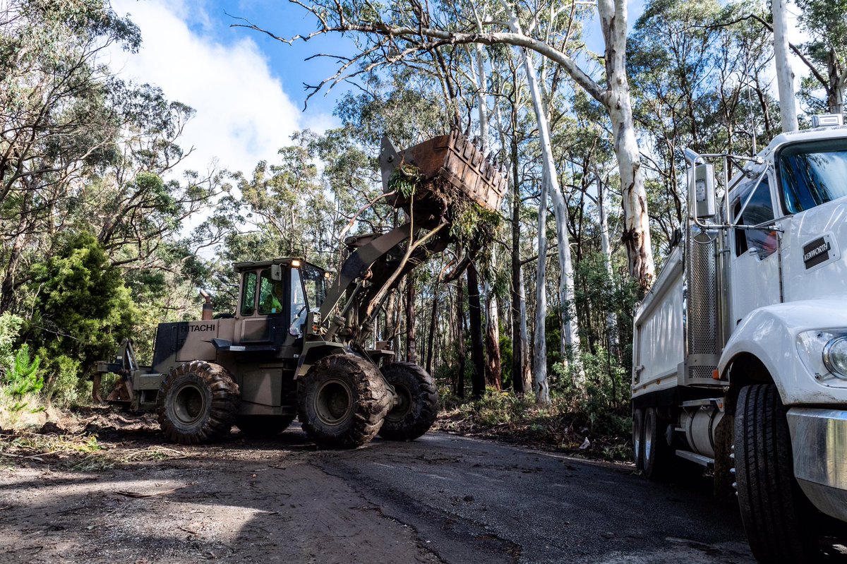DefenceAust's tweet image. Assisting one step at a time! 👏

An #AusArmy Earthmover is used near the township of Korweinguboora to move cut branches of fallen trees. 🚚💪

#YourADF #VicStorms