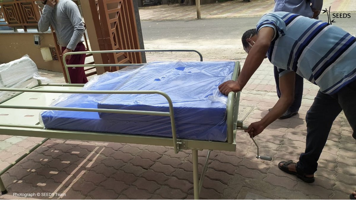 SeedsIndia's tweet photo. #SEEDS in partnership w/ @chegg_india has handed over 160 semi-fowler beds to Dr R K Wadhwa, Additional Medical Superintendent &amp; Chairperson CSR at Safdarjung Hospital Delhi (@SJHDELHI), today. 

These beds are useful to provide knee &amp; back support to the patient. #ShareTheBurden https://t.co/0Au6vCd14d